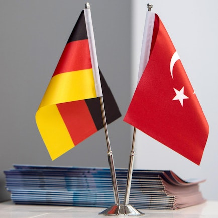 Deutsche_und_tuerkische_Flagge
