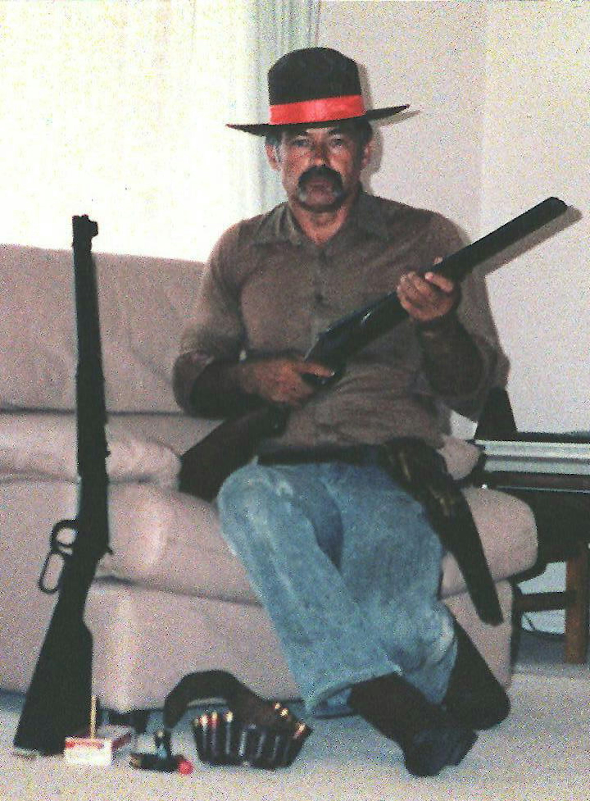 Milat mit Waffe