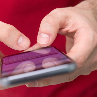 Jemand hat ein Smartphone in der Hand