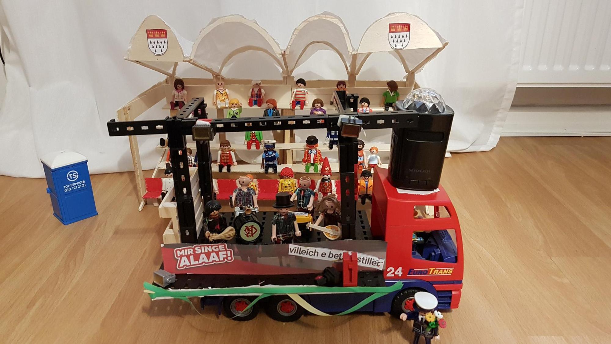 Tobias hat den Lucky-Kids-Musikwagen samt Tribüne nachgebaut.