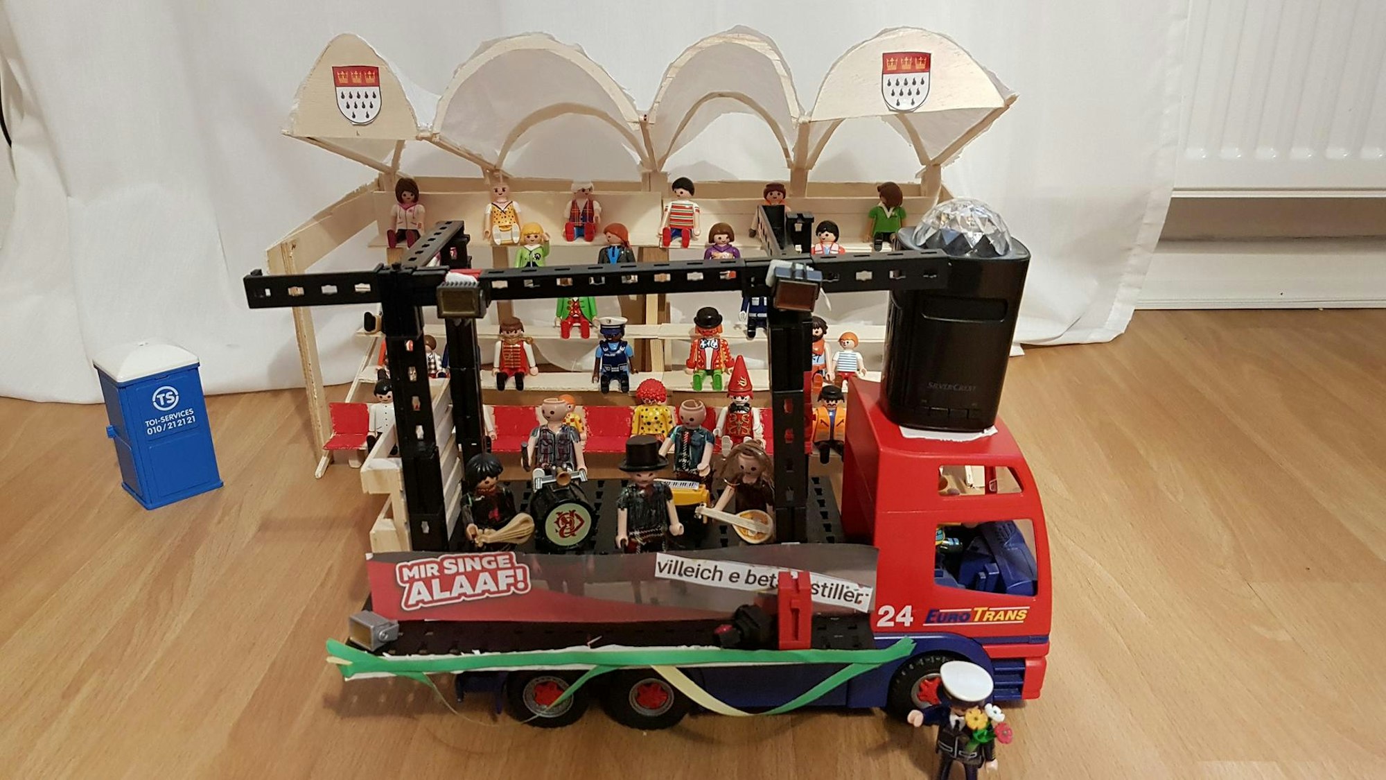 Tobias hat den Lucky-Kids-Musikwagen samt Tribüne nachgebaut.