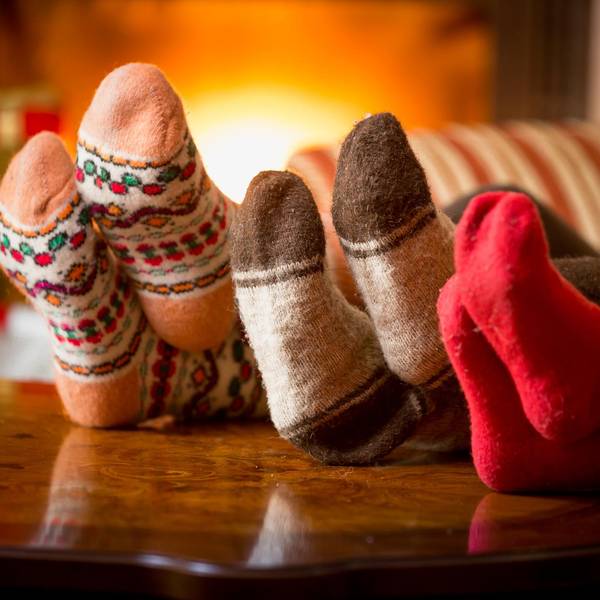 Mit Wollsocken vorm Kamin Getty Images