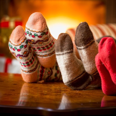 Mit Wollsocken vorm Kamin Getty Images