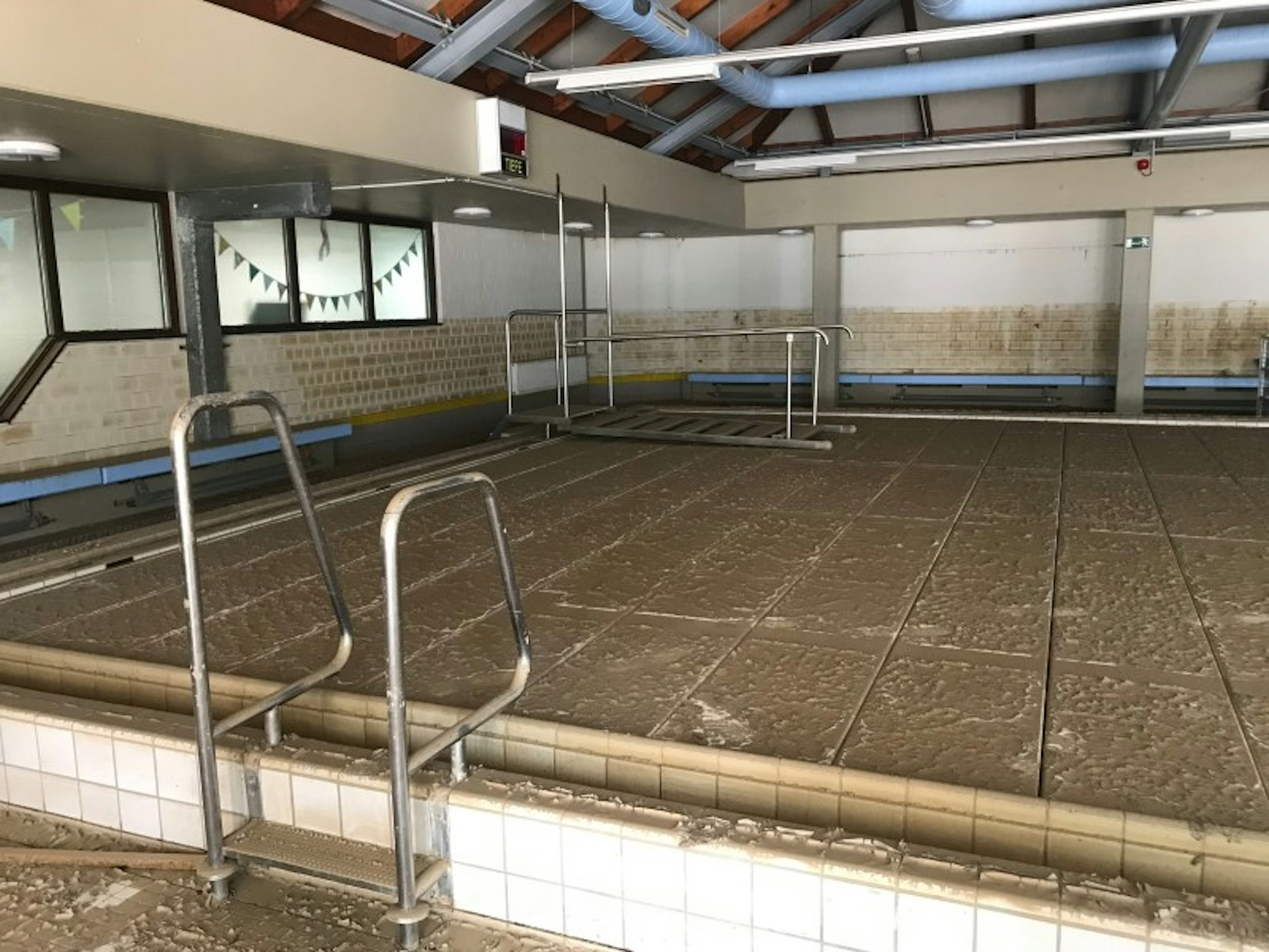 LVR-Schule-Flut-Schwimmbad