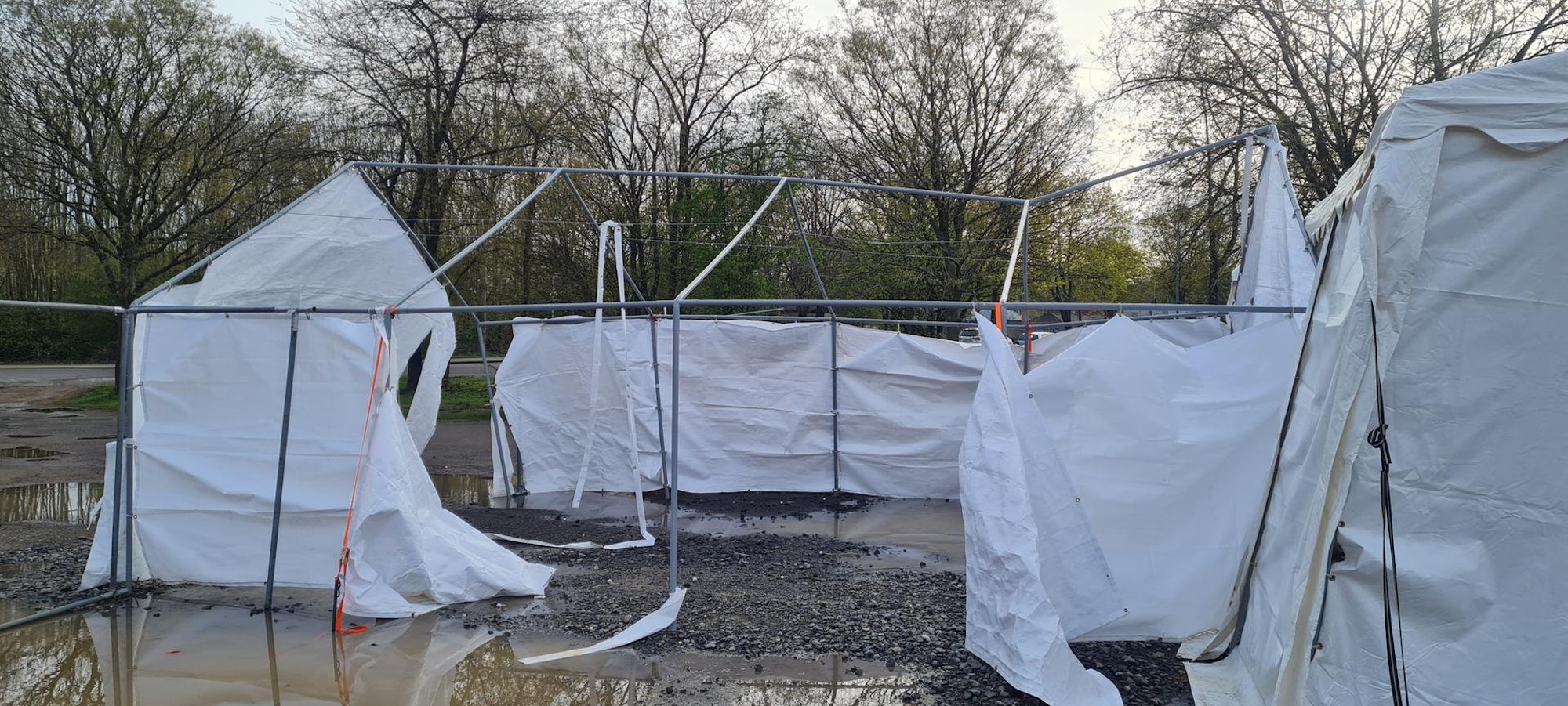 Kinderbuchtheater, Wind zerstört Zelte in Bergheim