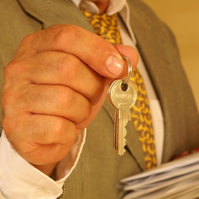 Vermieter mit Schlüssel