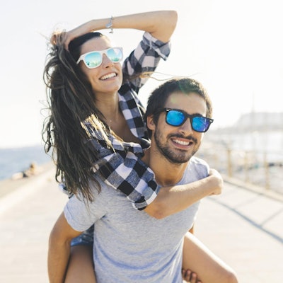 Junges_Paar_glücklich_Huckepack_