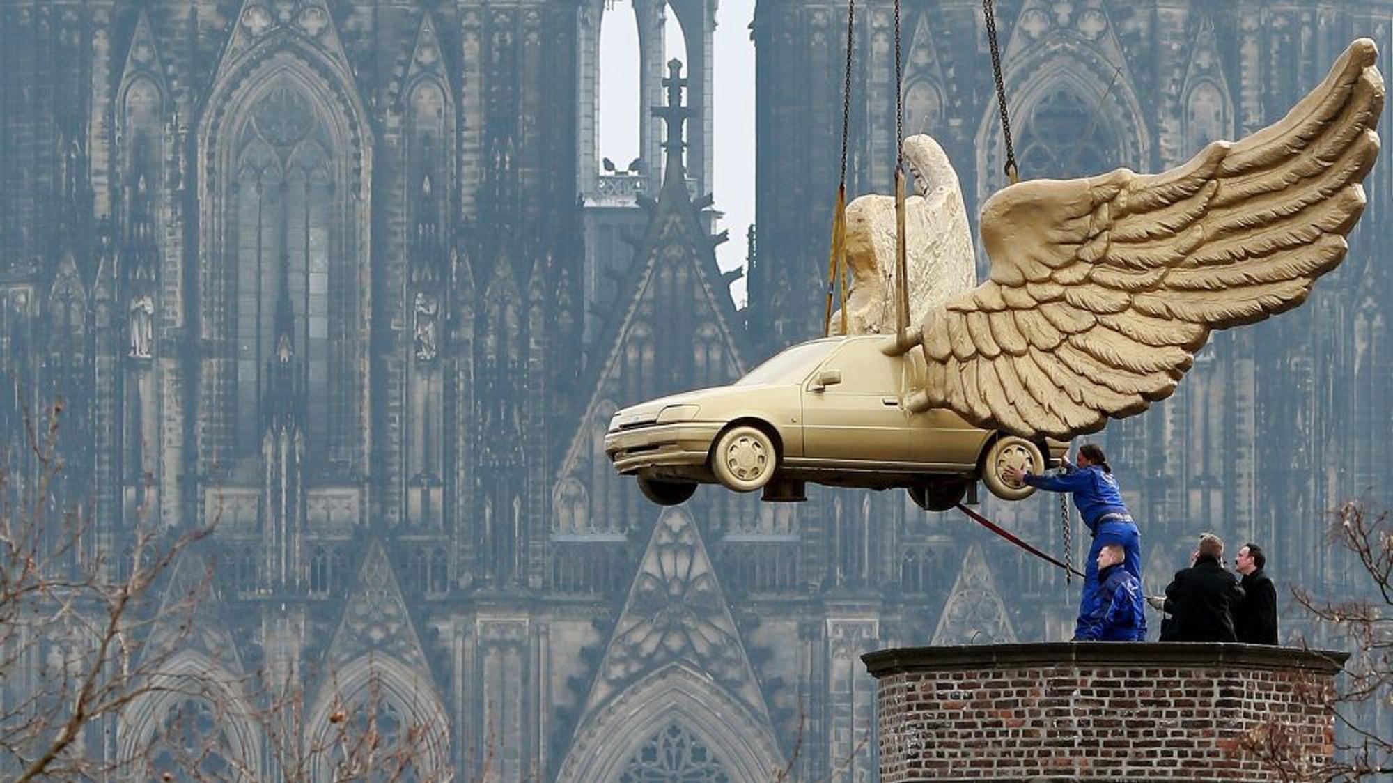 Das Flügelauto schwebt bald vom Stadtmuseum in Richtung Deutzer Brücke.
