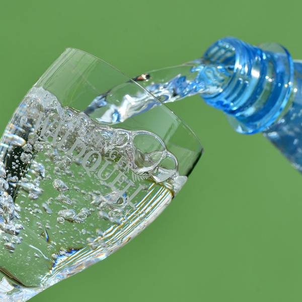 Mineralwasser_Flasche_Glas_dpa