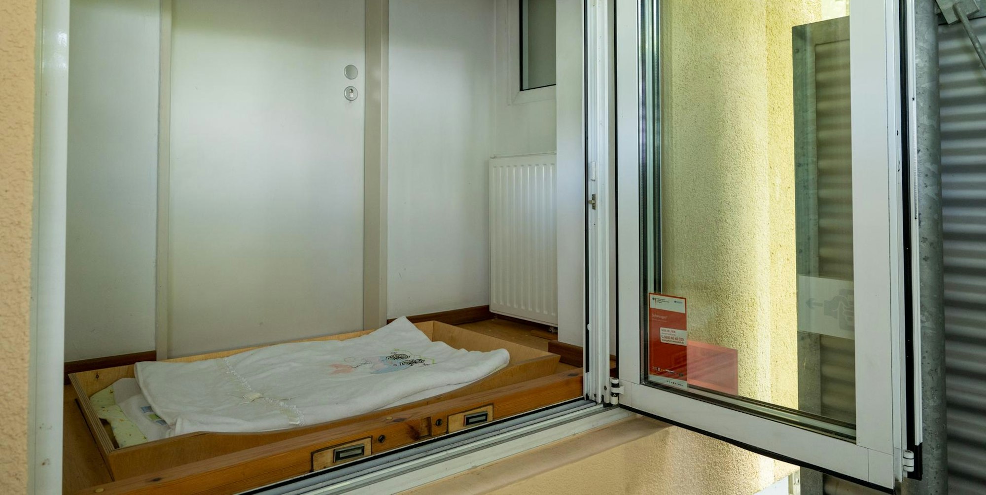 Die geöffnete Babyklappe in Köln von außen.