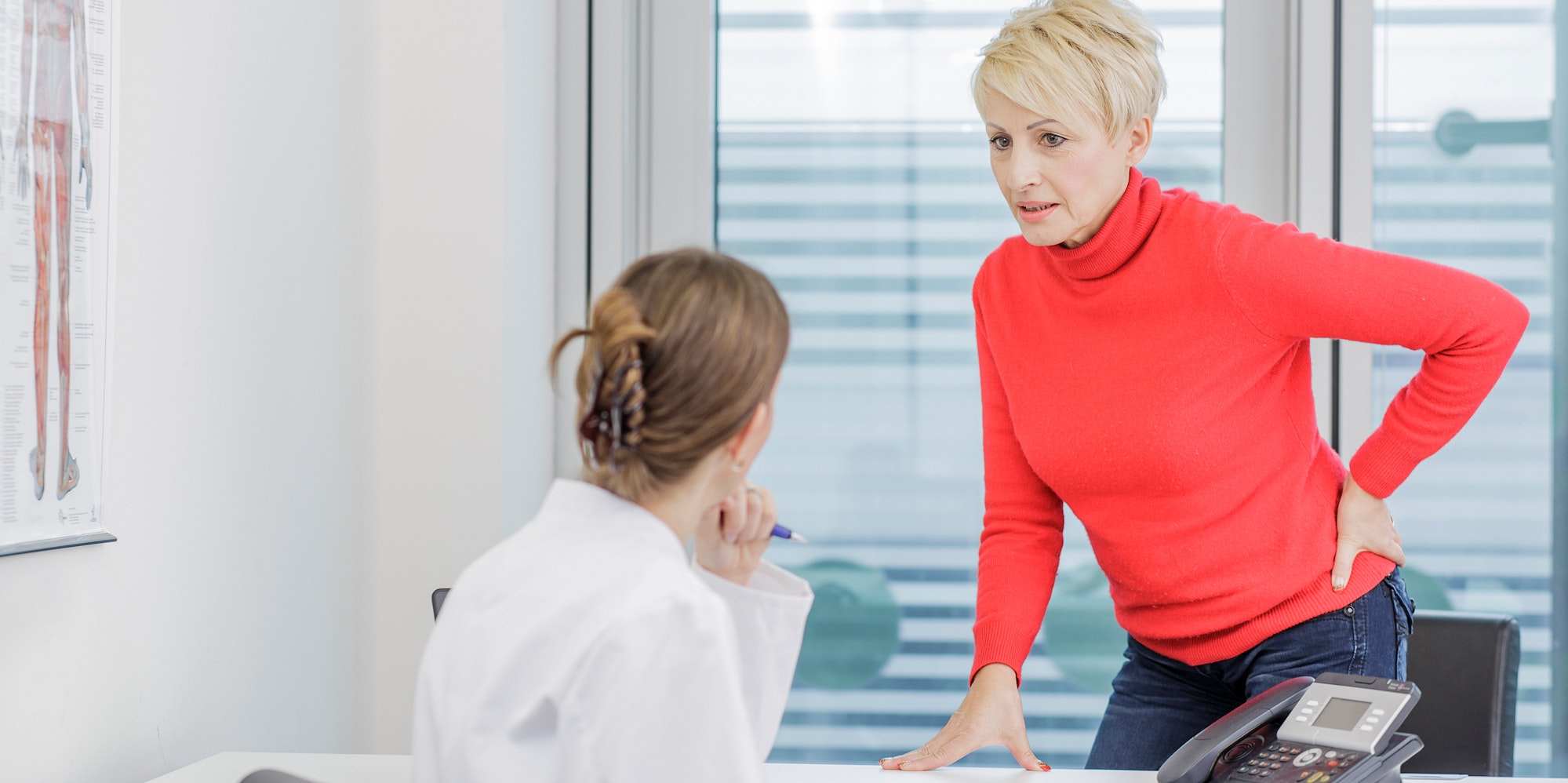 Rückenschmerzen_Frau in Praxis_Symbol