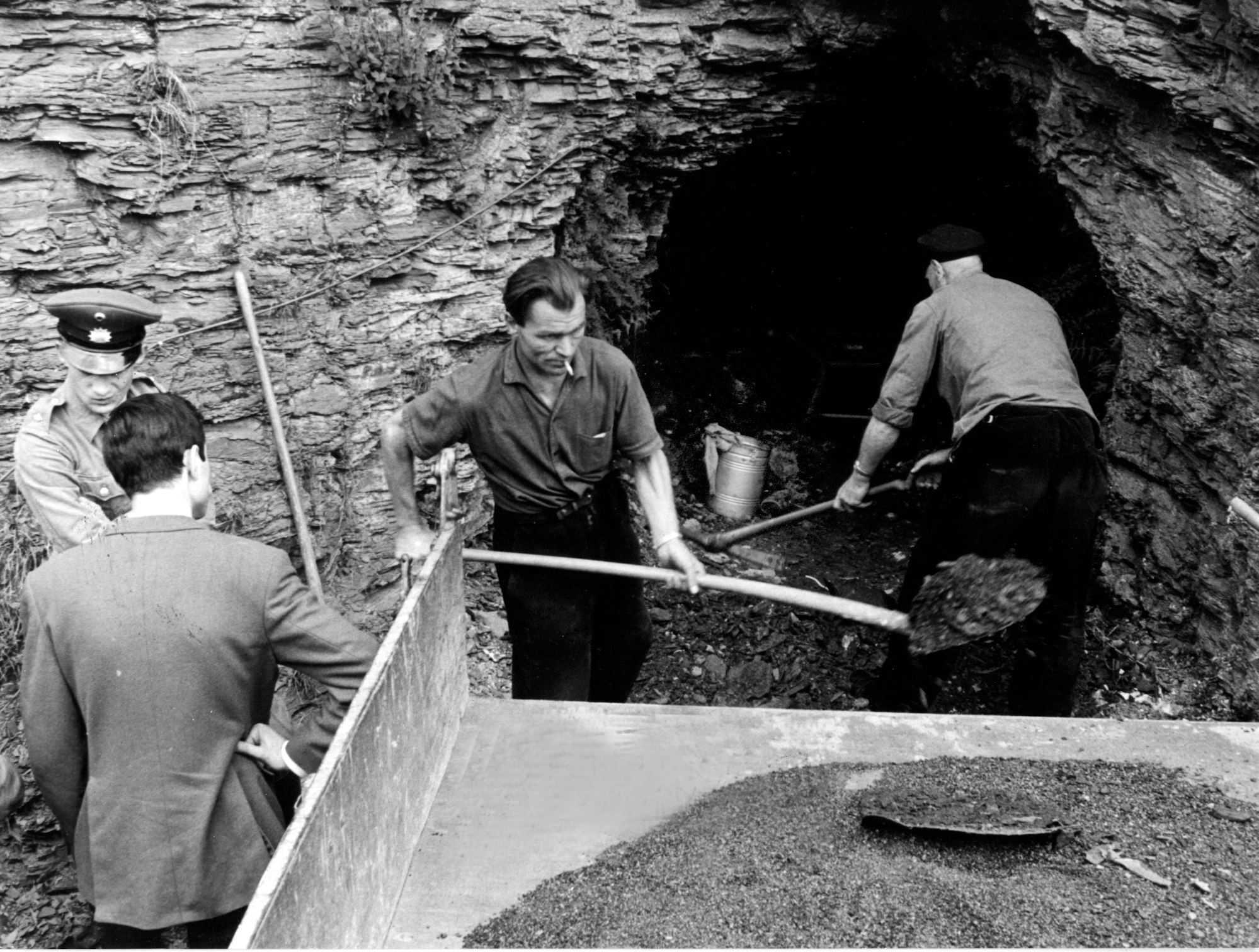 Leichen werden in Höhle gefunden