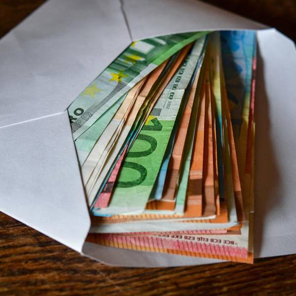 Geld im Umschlag dpa