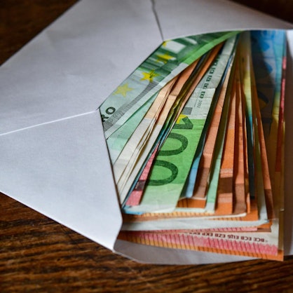 Geld im Umschlag dpa