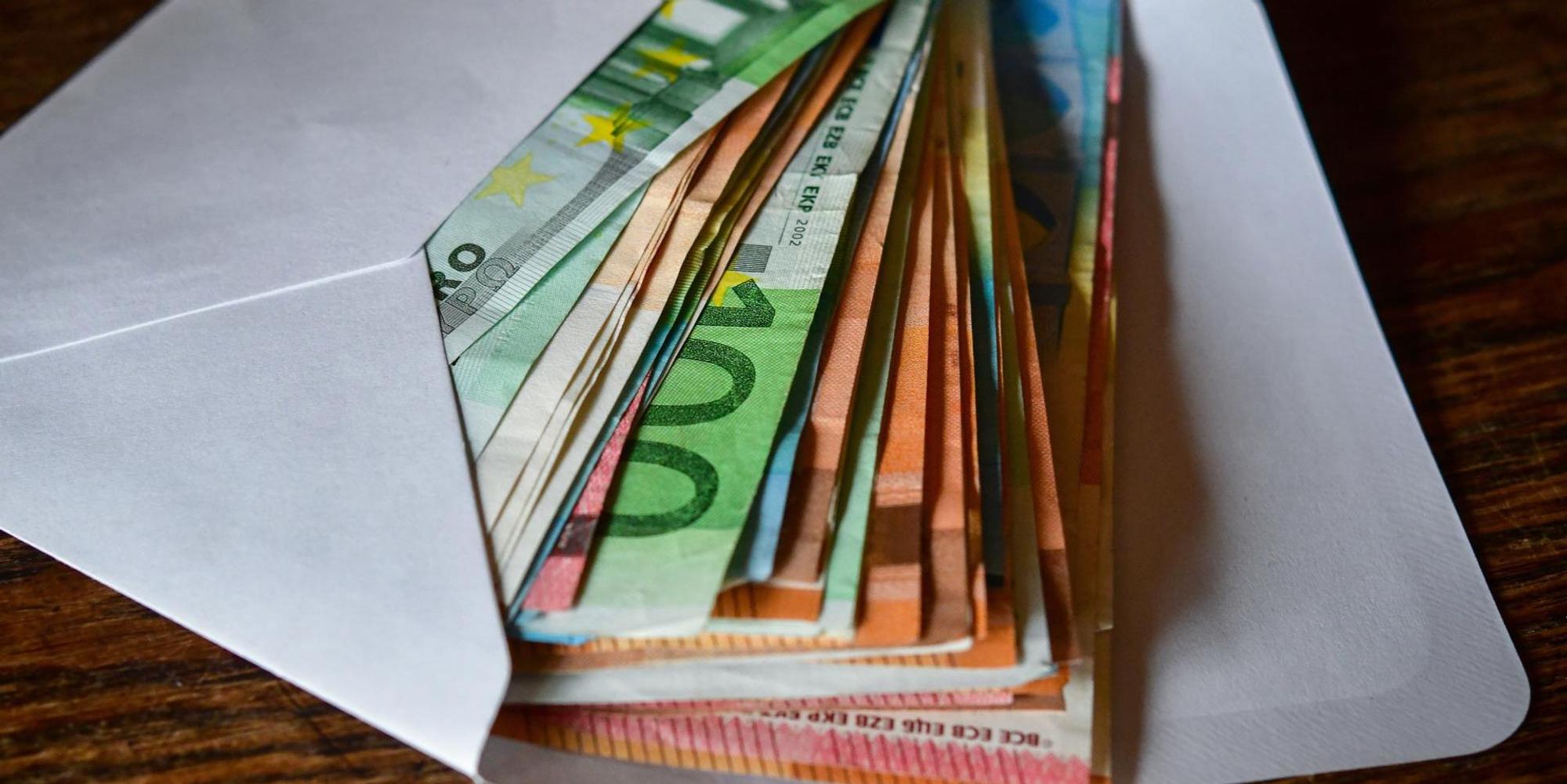Geld im Umschlag dpa