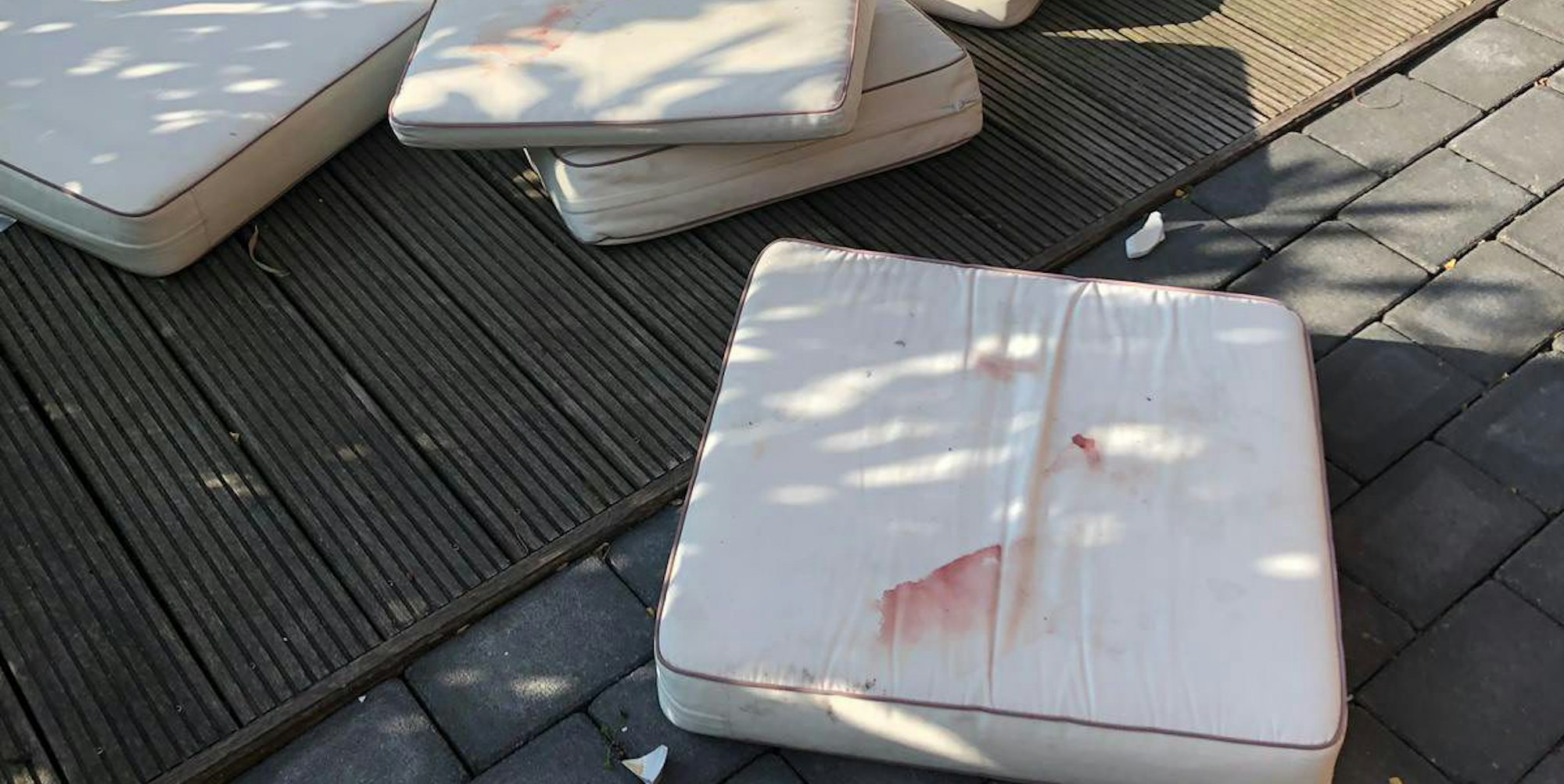 Blutverschmierte Kissen