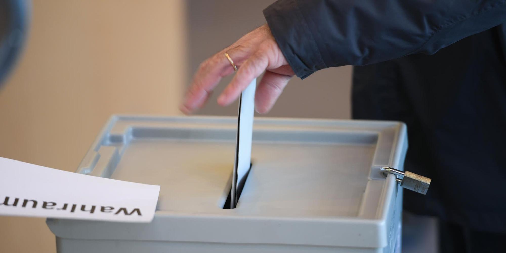 Stimmzettel Wahlurne