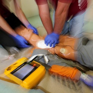 Menschen reanimieren die Übungspuppe