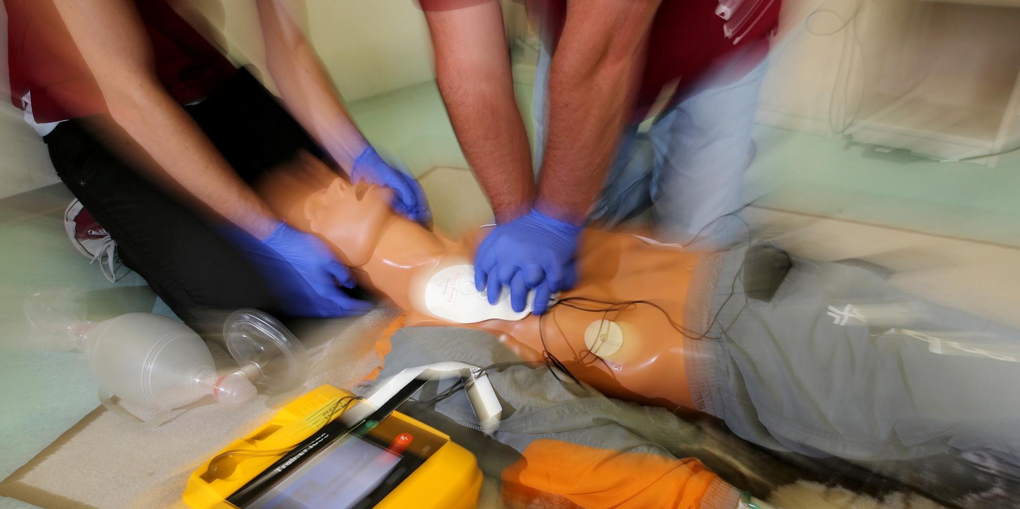 Menschen reanimieren die Übungspuppe