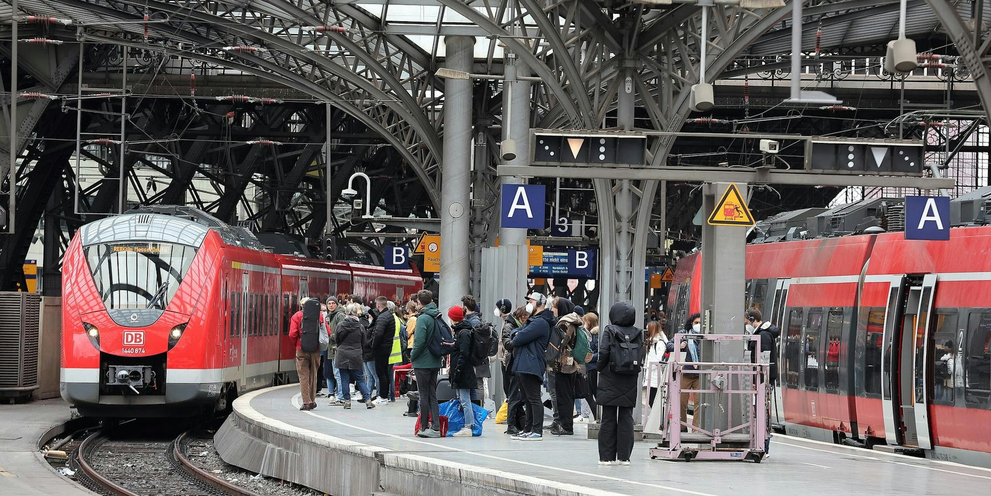 Züge Hbf Köln 010422