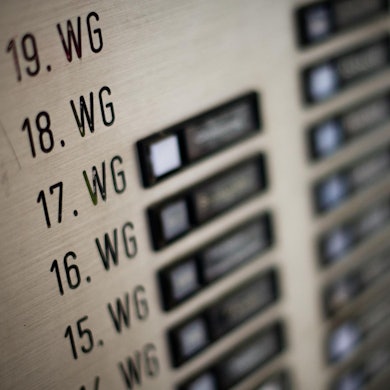 Durchnummerierte Klingelschilder an einem Hochhaus