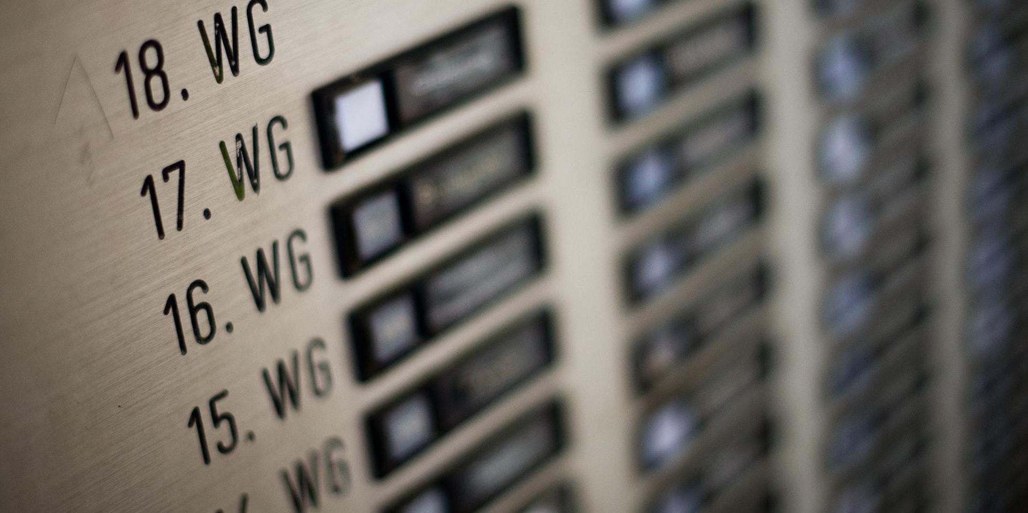 Durchnummerierte Klingelschilder an einem Hochhaus