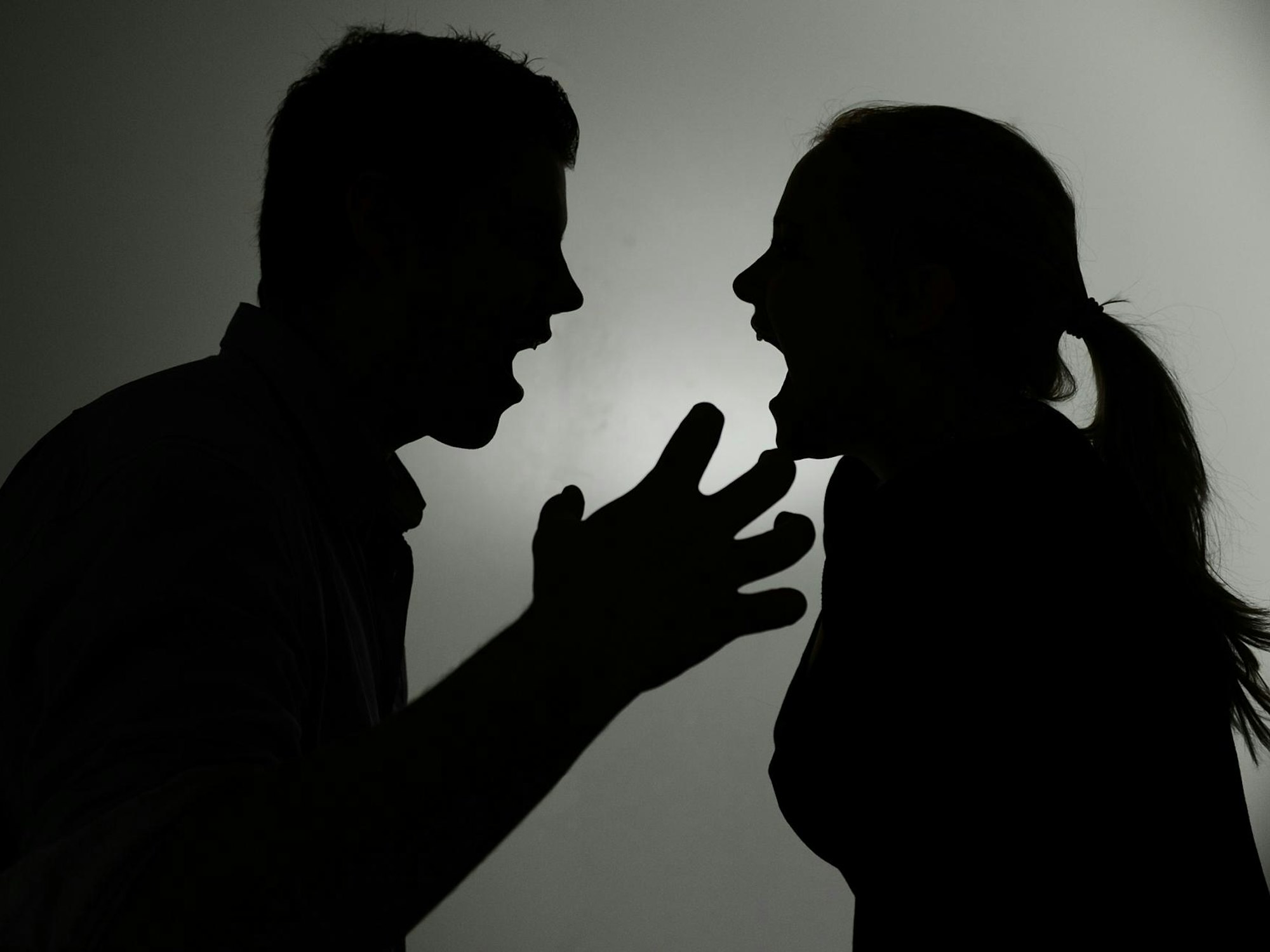 Paar Schatten streitet