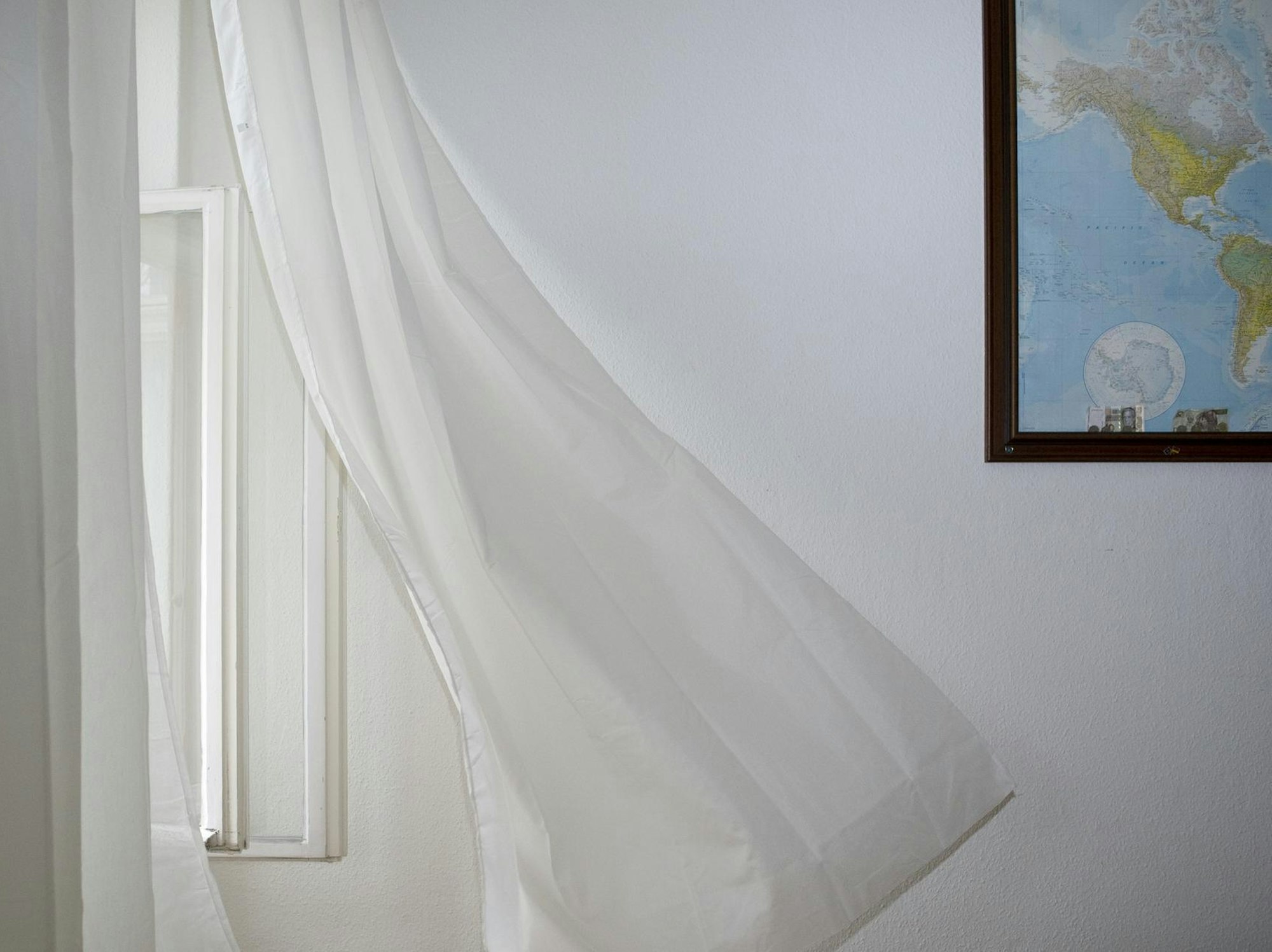 Jemand lüftet im Schlafzimmer