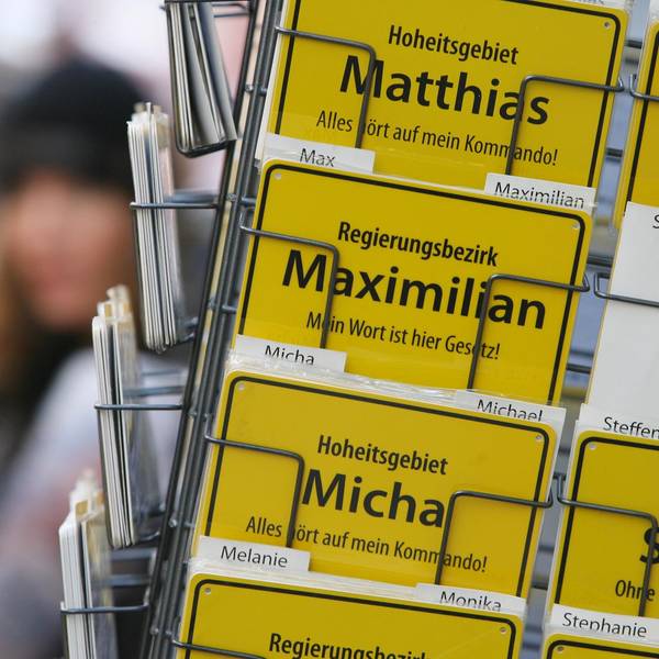Ein Ständer mit Namenskarten