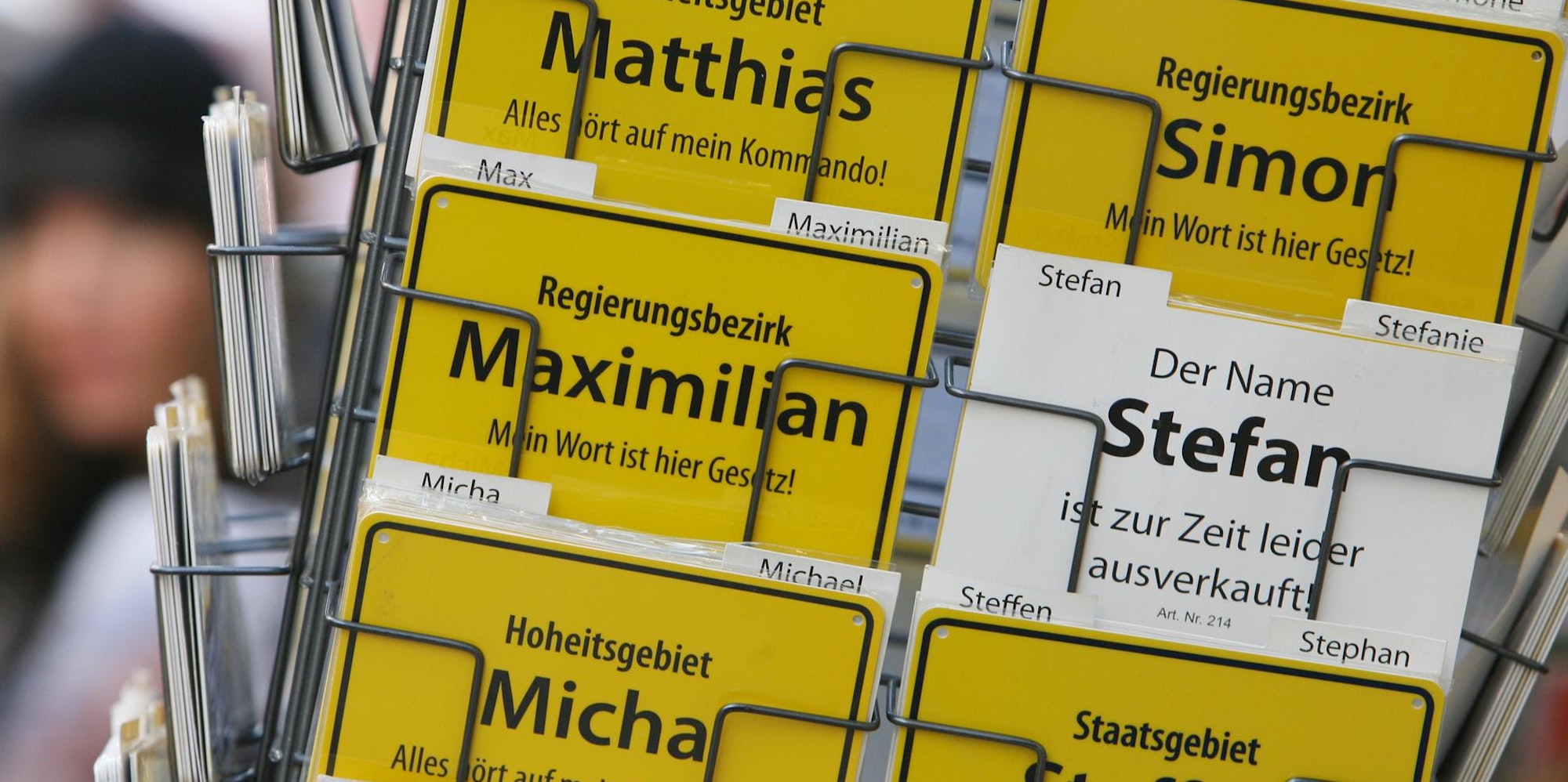 Ein Ständer mit Namenskarten