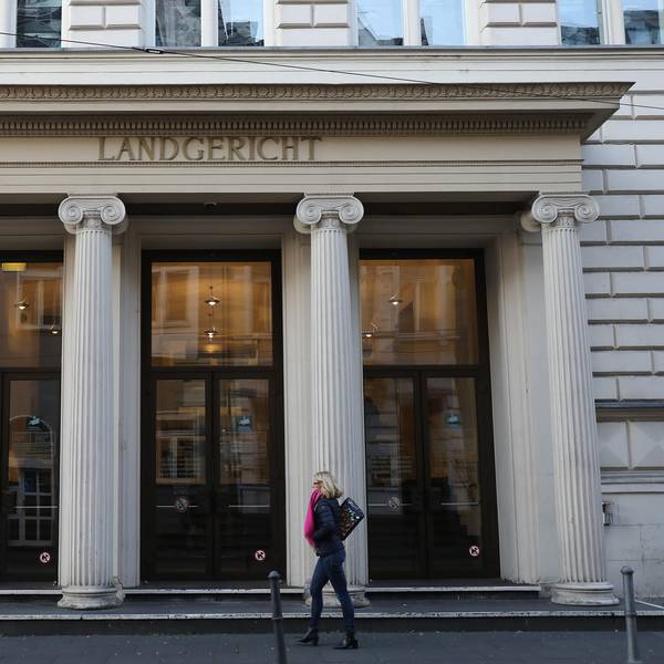 Der Eingang des Bonner Landgerichts mit seinen Säulen.