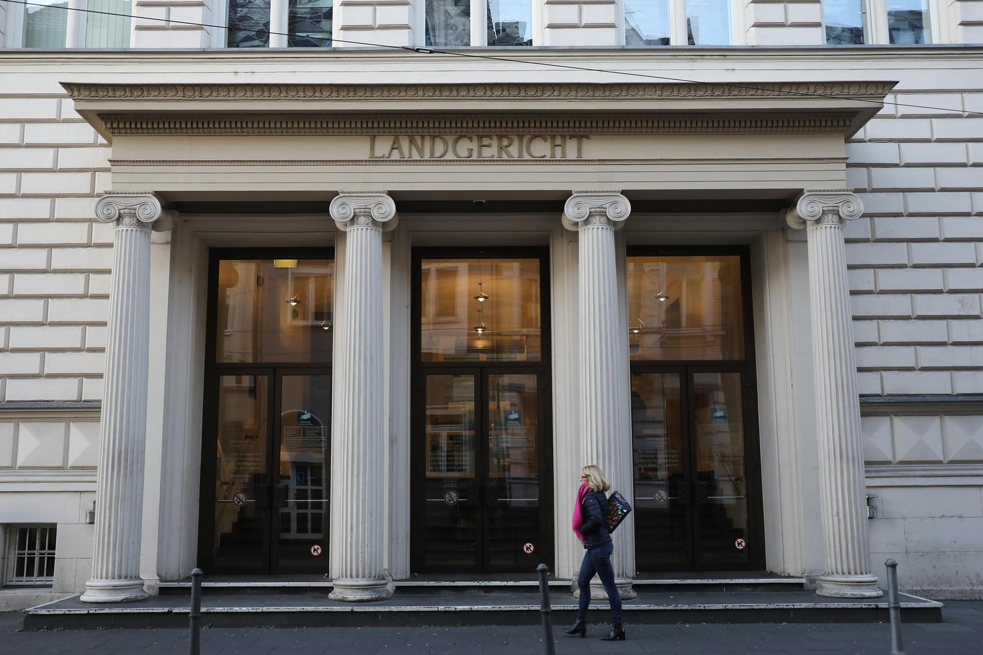 Der Eingang des Bonner Landgerichts mit seinen Säulen.