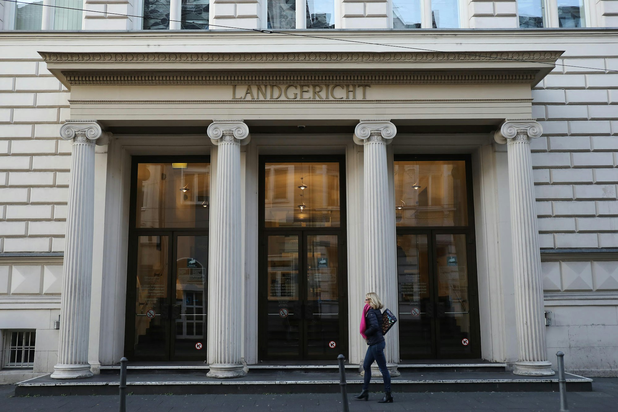 Der Eingang des Bonner Landgerichts mit seinen Säulen.