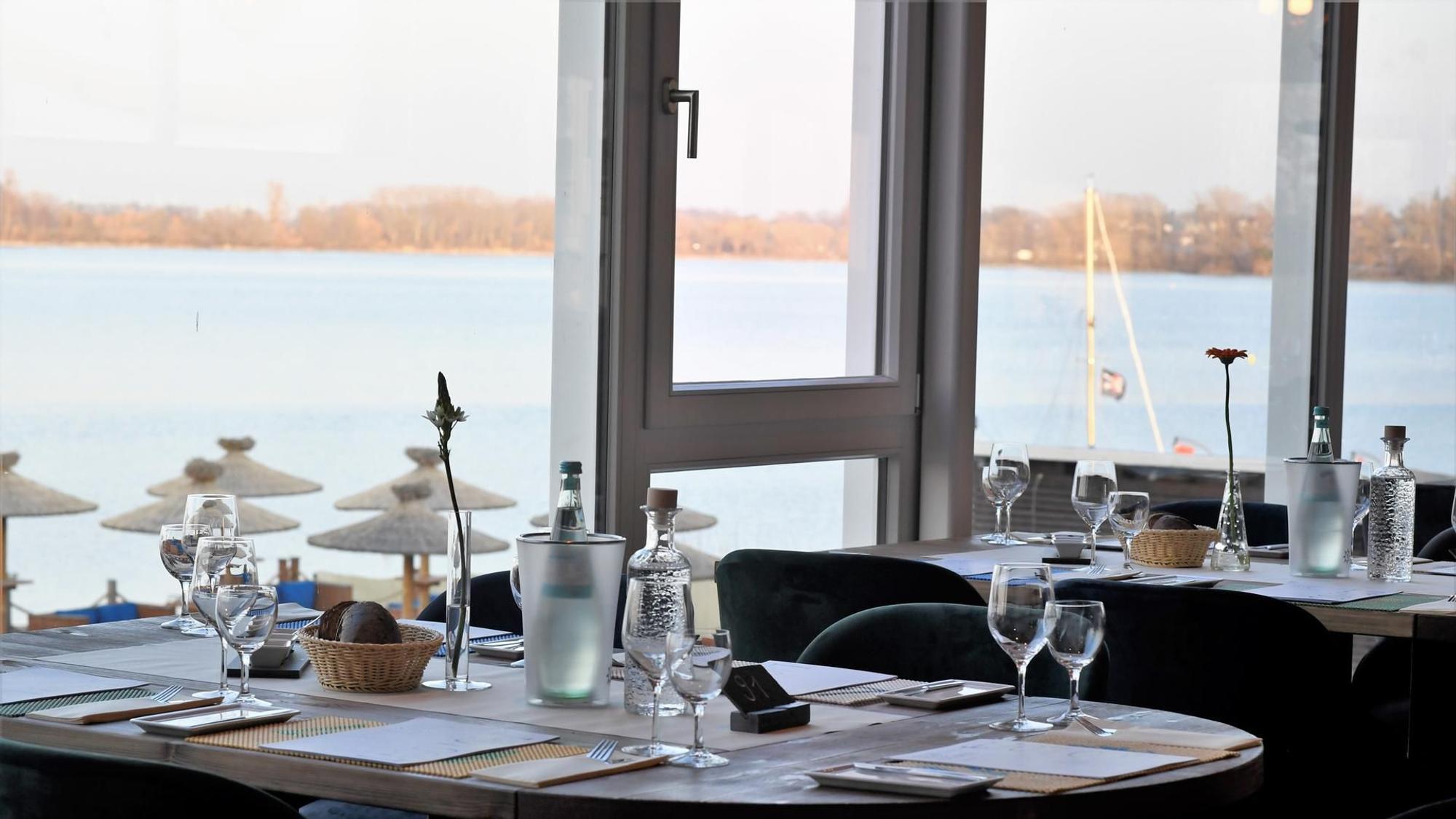 +Das Restaurant „Lago Loft“ mit Blick auf den See.