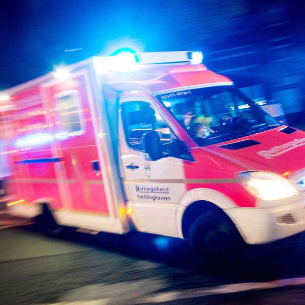 Ein Krankenwagen mit Blaulicht.