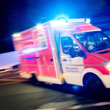 Ein Krankenwagen mit Blaulicht.