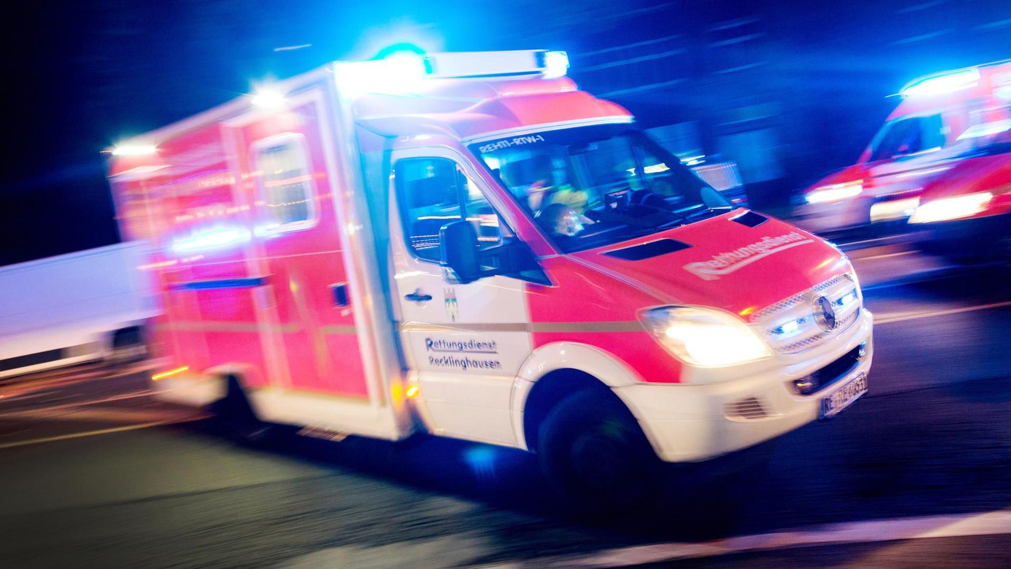 Ein Krankenwagen mit Blaulicht.