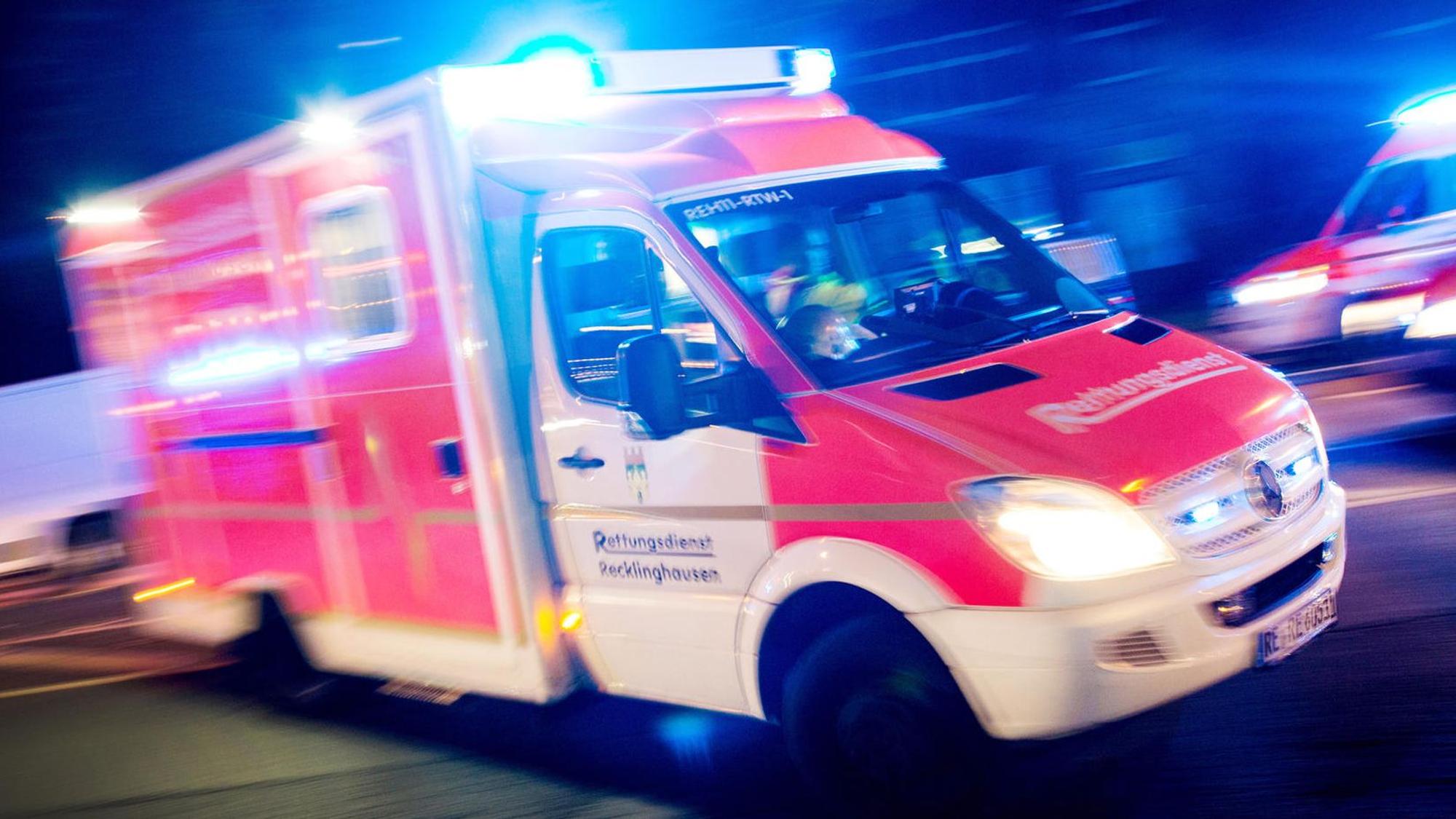 Ein Krankenwagen mit Blaulicht.
