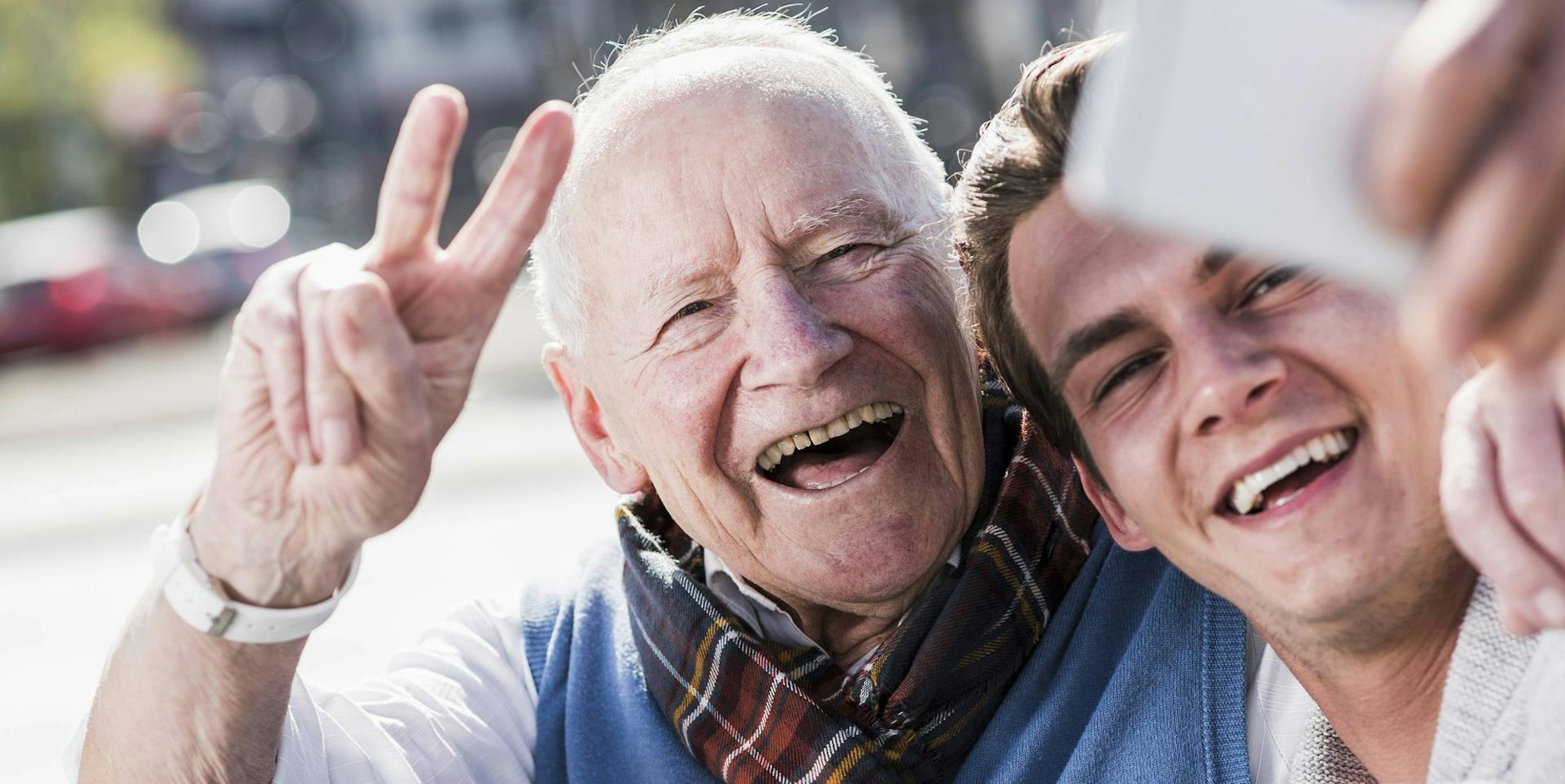 Biologisches Altern aktiv altern Opa Peace Selfie imago