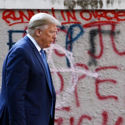 Trump vor Graffiti