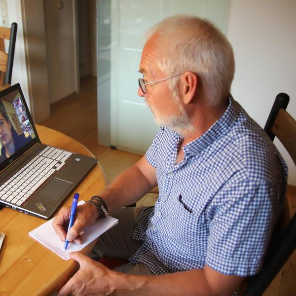 Glasow bei Video-Gespräch