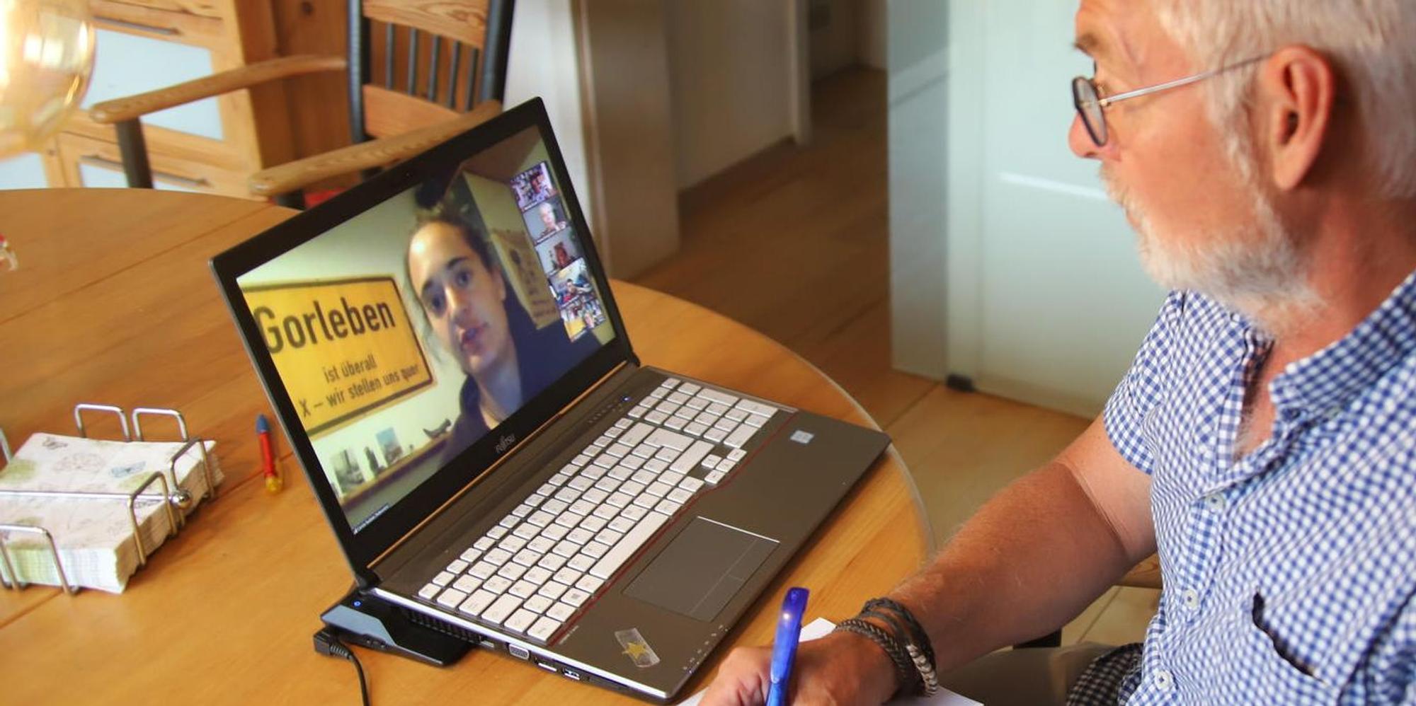 Glasow bei Video-Gespräch