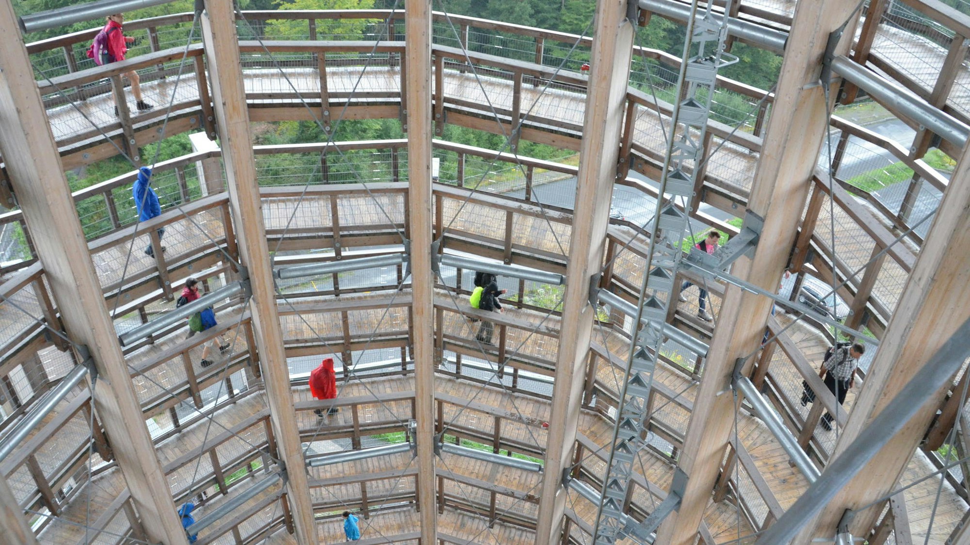 Menschen gehen den Aufstieg eines Aussichtsturm hoch.