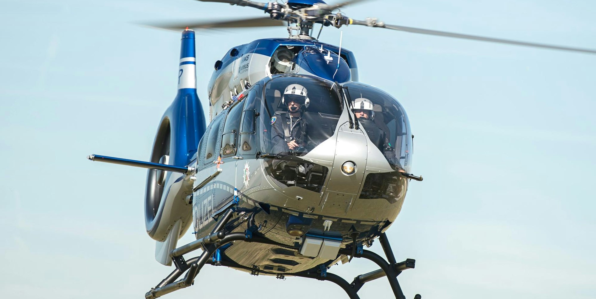 Polizeihubschrauber bei Tag Nahaufnahme Symbolbild dpa