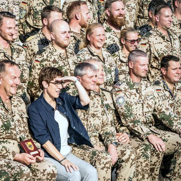 AKK zwischen Soldaten