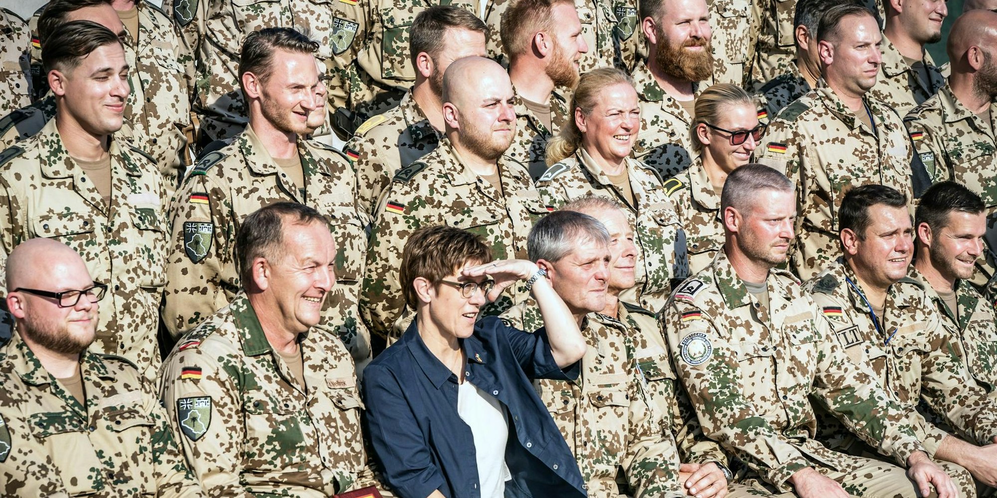 AKK zwischen Soldaten