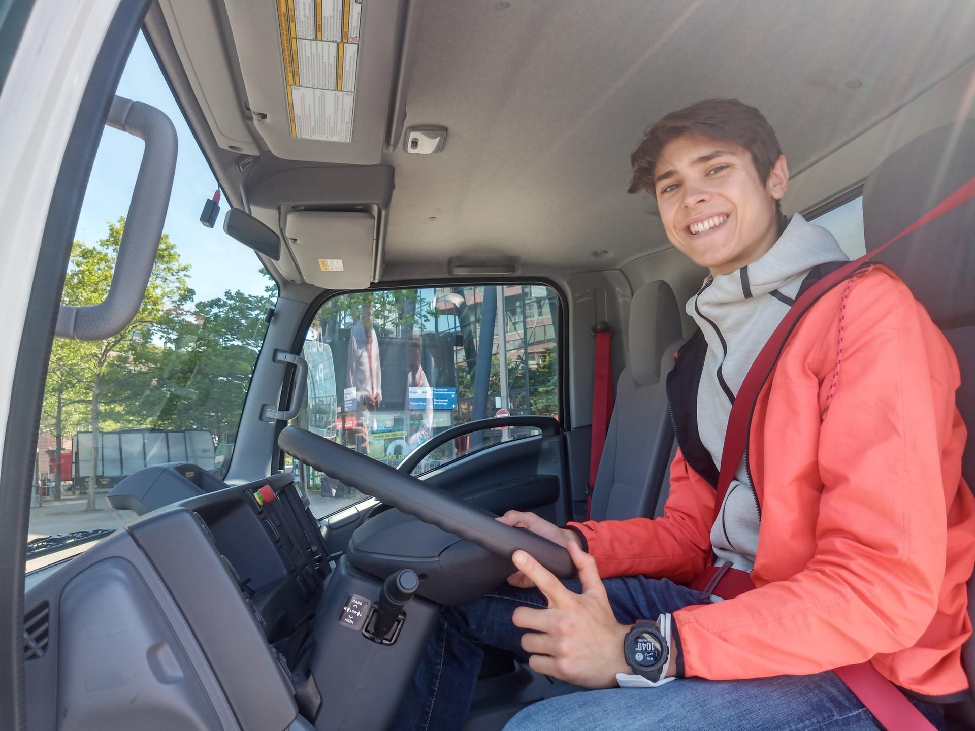 E-Lkw Praktikant am Steuer
