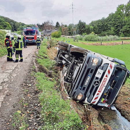 Müllwagen kippt um