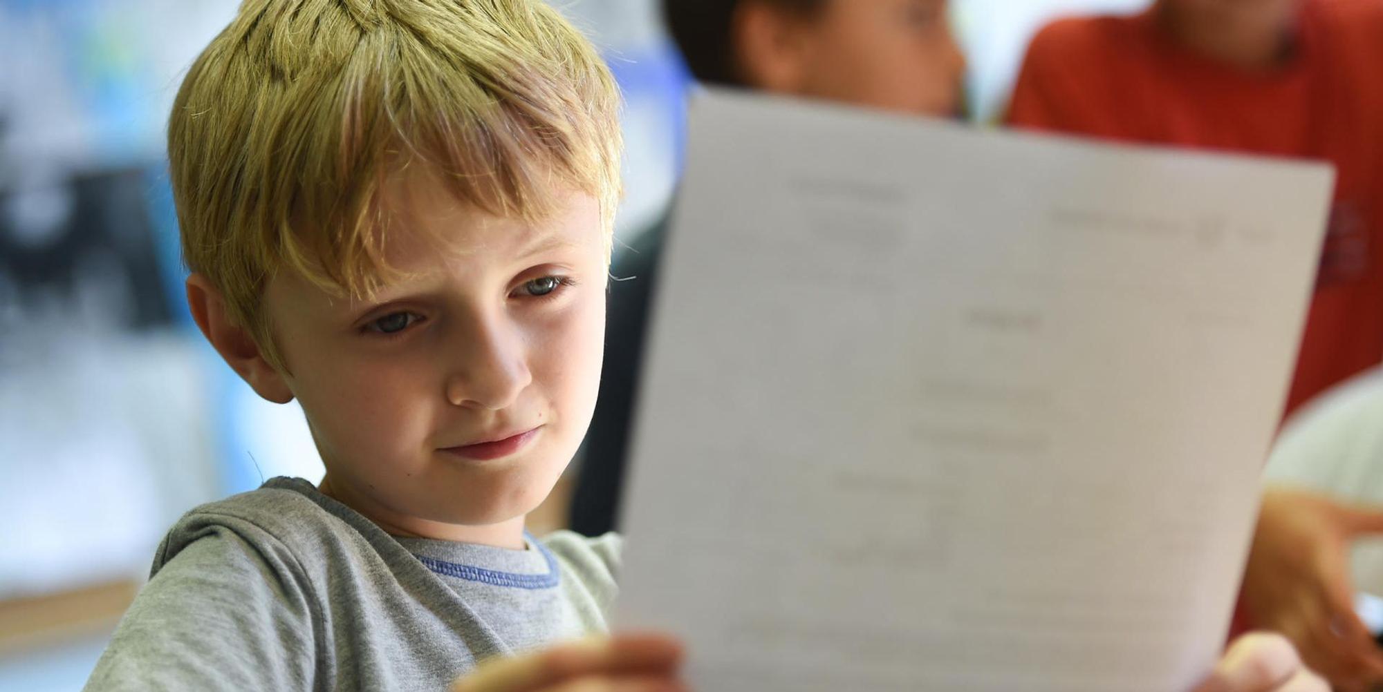 Zeugnis Vergabe trauriger Junge Schule Noten