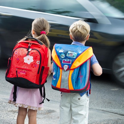 Kinder zu Fuß zur Schule dpa